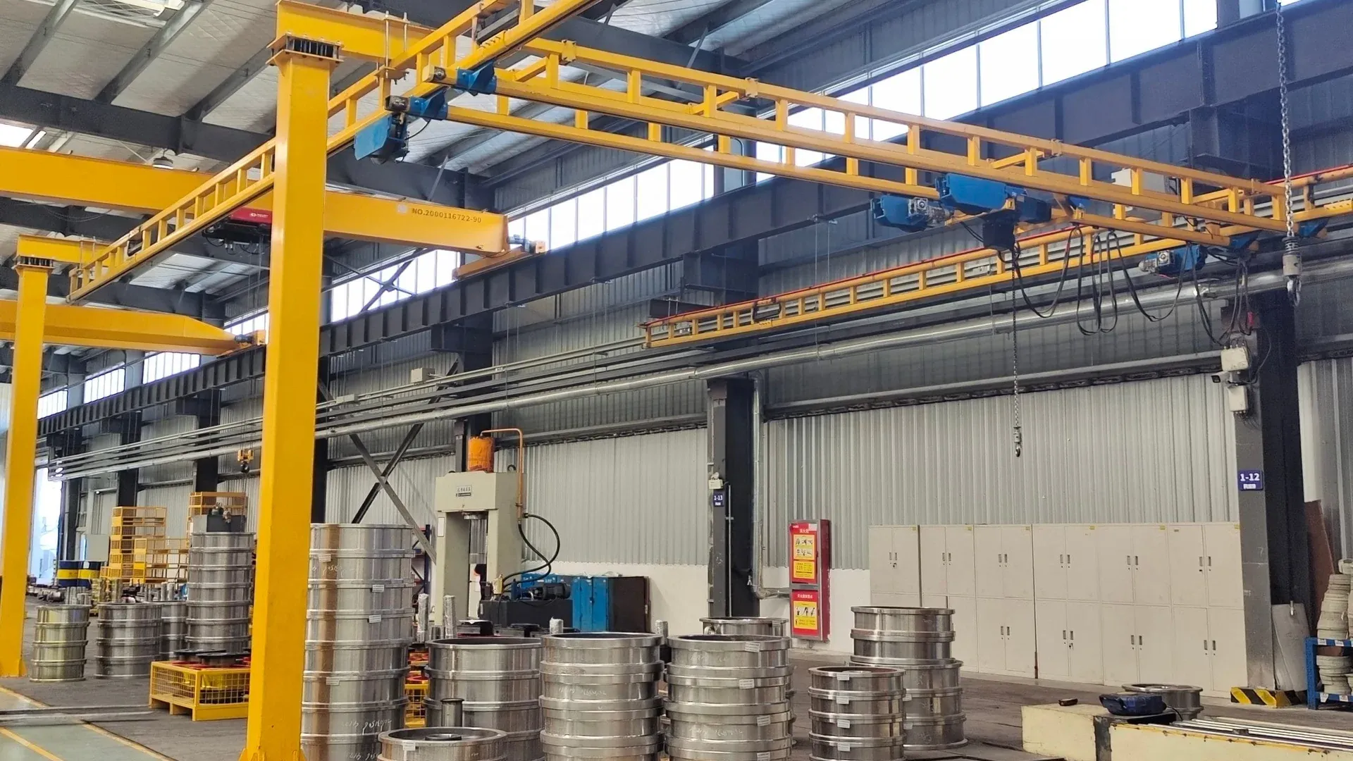 Rigid freestanding bridge crane installed in a production workshop
